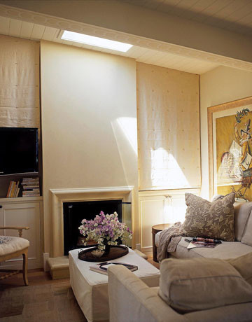 Foto de sala de estar abierta tradicional renovada de tamaño medio sin chimenea con paredes beige y suelo de baldosas de porcelana