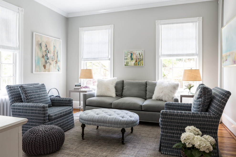 Источник вдохновения для домашнего уюта: гостиная комната в стиле неоклассика (современная классика) с серыми стенами, темным паркетным полом и коричневым полом