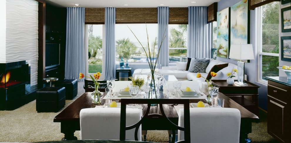 Idee per un grande soggiorno minimalista aperto con pareti blu, moquette, camino ad angolo e cornice del camino in intonaco