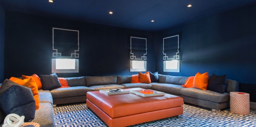 Aménagement d'une salle de séjour classique avec un mur bleu, moquette et un sol multicolore.