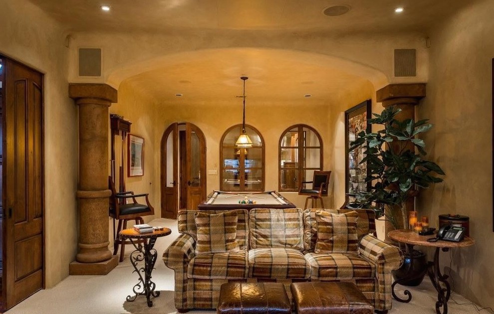 Immagine di un ampio soggiorno tradizionale chiuso con sala giochi, pareti beige e pavimento in travertino