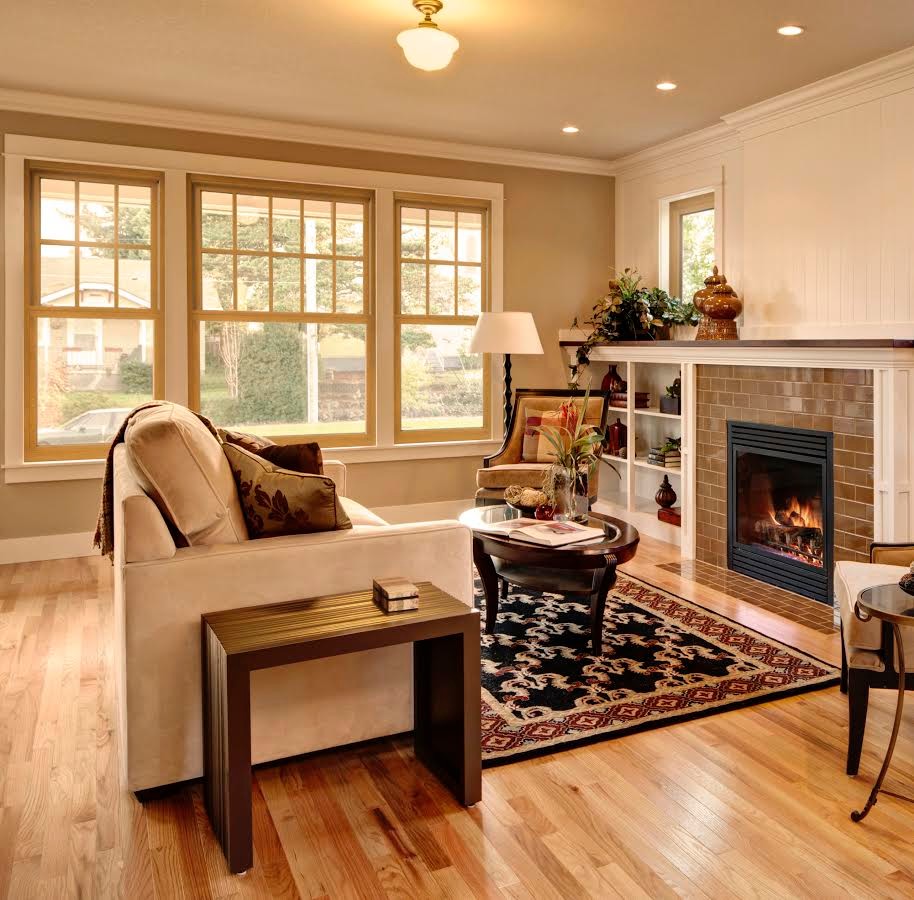 Aménagement d'une salle de séjour classique de taille moyenne et ouverte avec un mur beige, parquet clair, une cheminée standard, un manteau de cheminée en carrelage et un sol beige.