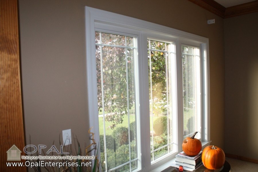 Windows White Inside, Brown Outside. Andersen 100 Series Casement in Batavia Clásico Sala