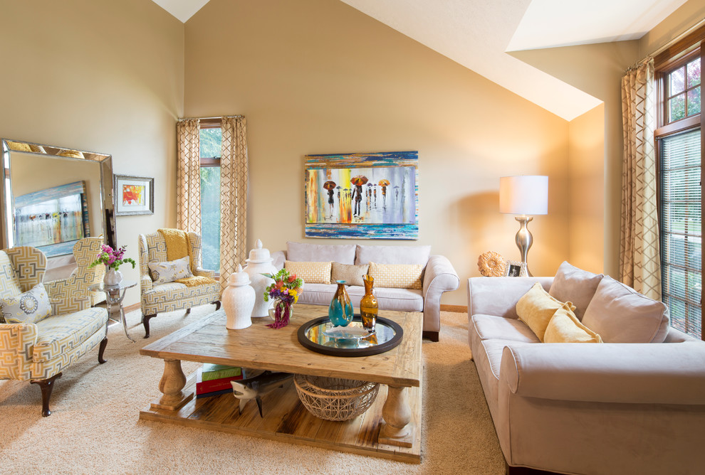 Modelo de sala de estar tradicional renovada sin chimenea y televisor con paredes beige y moqueta