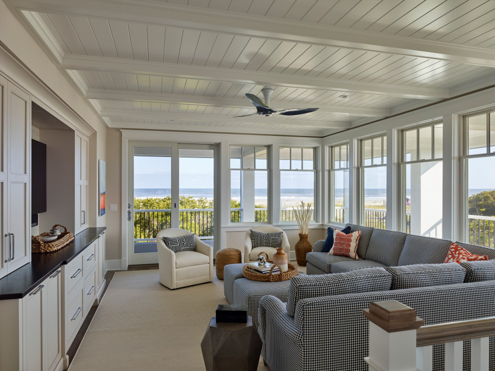 Großes Maritimes Wohnzimmer mit weißer Wandfarbe, braunem Holzboden, TV-Wand und Holzdecke in Sonstige