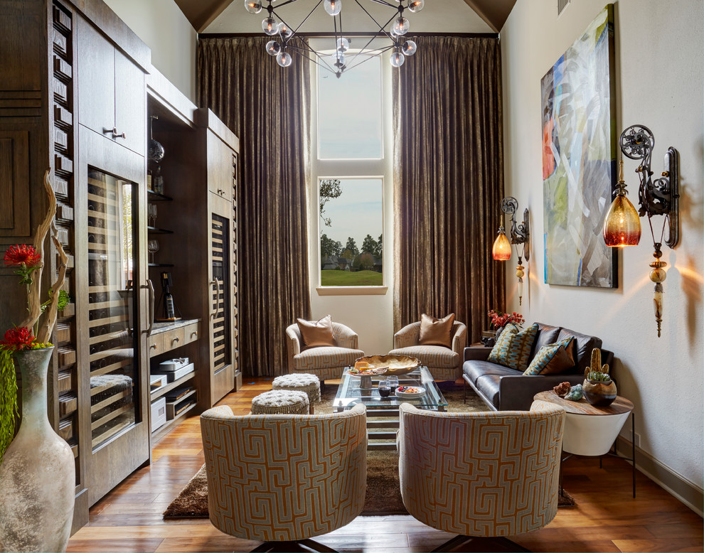 Ispirazione per un soggiorno eclettico con pareti bianche, pavimento in legno massello medio e pavimento marrone
