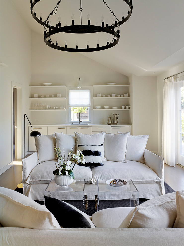 Свежая идея для дизайна: изолированная гостиная комната в стиле неоклассика (современная классика) с белыми стенами - отличное фото интерьера