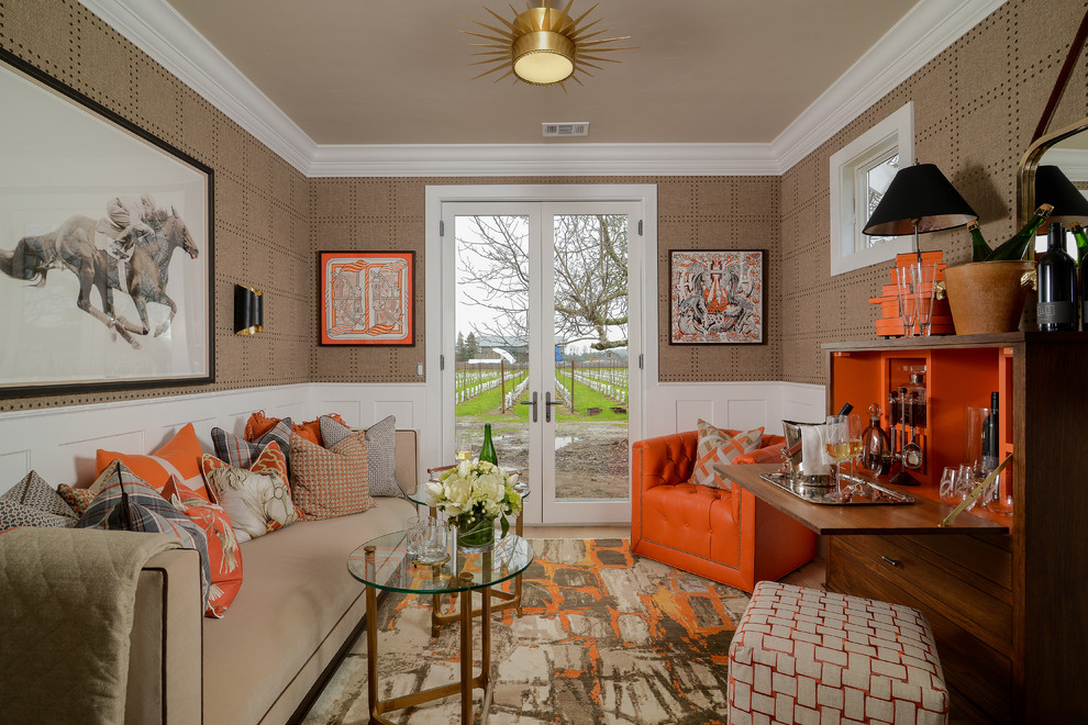 Ejemplo de sala de estar con barra de bar tradicional renovada con paredes marrones, suelo de madera en tonos medios y suelo marrón