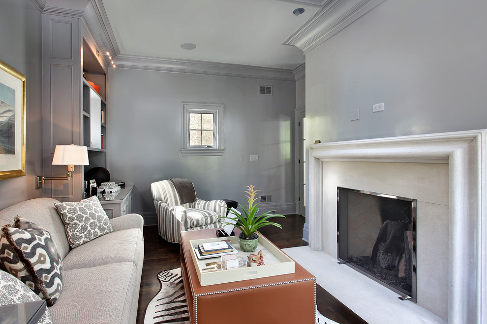 Modelo de sala de estar tradicional renovada con paredes grises y suelo de madera oscura