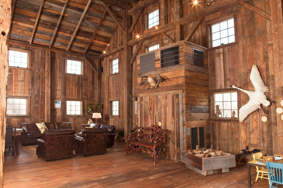 Großes, Offenes Country Wohnzimmer mit brauner Wandfarbe und braunem Holzboden in Sonstige