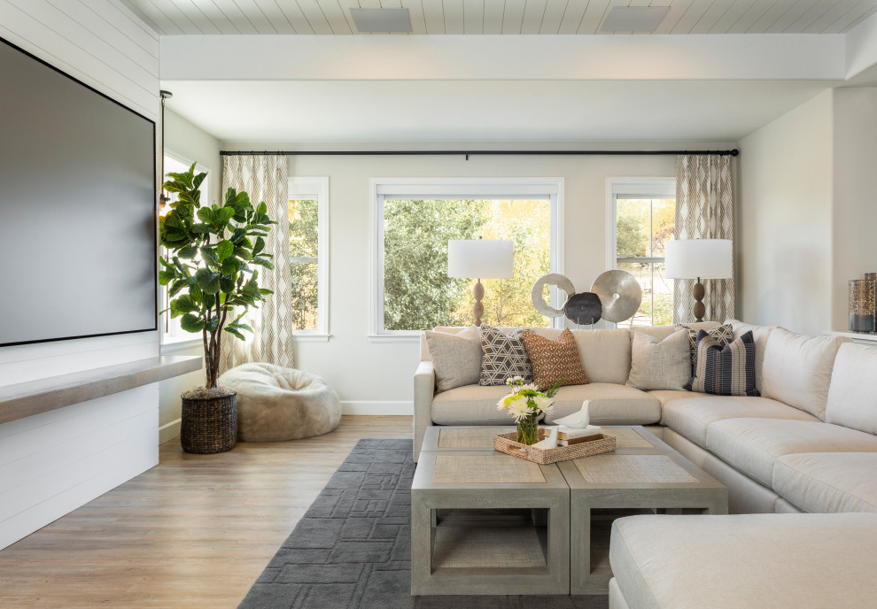 Imagen de sala de estar tradicional renovada extra grande sin chimenea con suelo de madera en tonos medios, suelo marrón, paredes beige y machihembrado