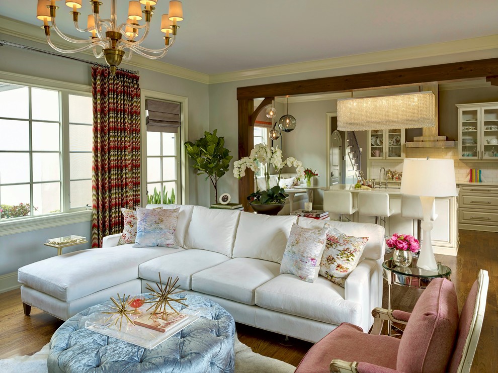 Ejemplo de sala de estar abierta tradicional renovada de tamaño medio sin chimenea con paredes azules, suelo de madera en tonos medios y televisor colgado en la pared