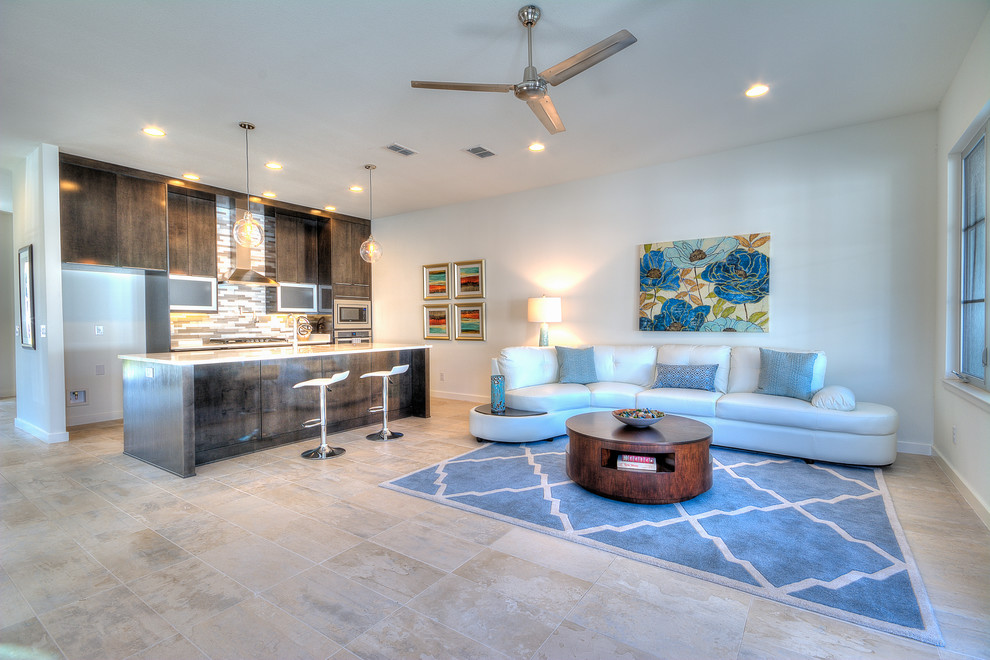 Mittelgroßes, Offenes Modernes Wohnzimmer ohne Kamin mit weißer Wandfarbe, Keramikboden und TV-Wand in Orlando