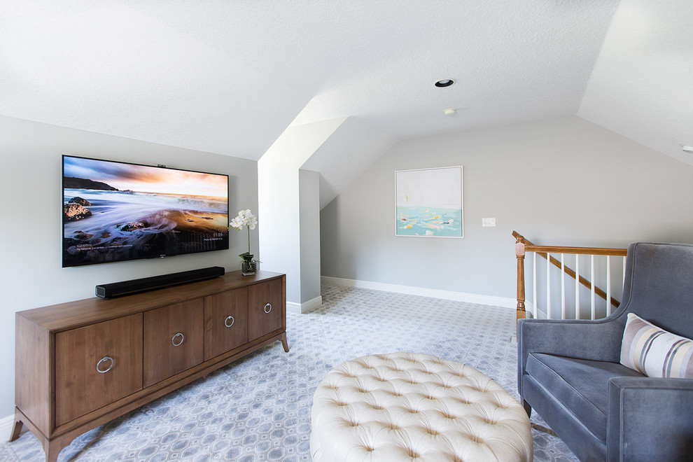Cette image montre une salle de séjour traditionnelle de taille moyenne et fermée avec un mur blanc, moquette et un téléviseur fixé au mur.