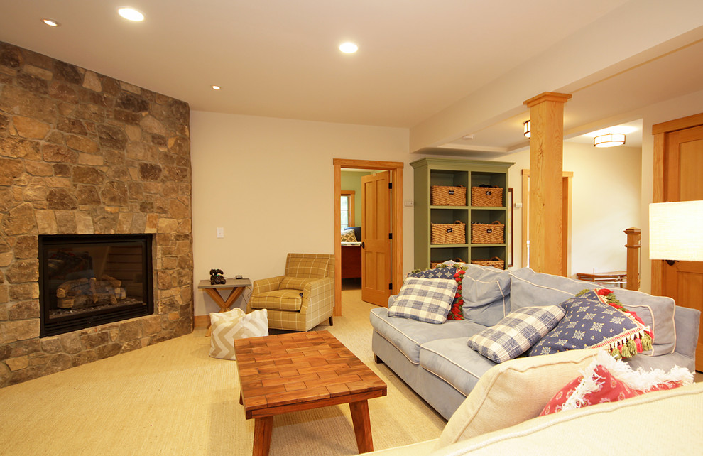 Пример оригинального дизайна: открытая гостиная комната среднего размера в стиле кантри с угловым камином и фасадом камина из камня