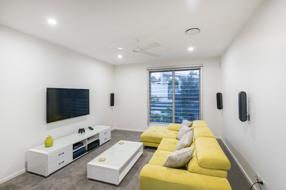 Diseño de sala de estar contemporánea con paredes blancas, moqueta, televisor colgado en la pared y suelo gris