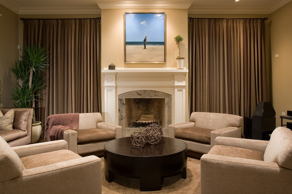 Fernseherloses Modernes Wohnzimmer mit beiger Wandfarbe und Kamin in Chicago