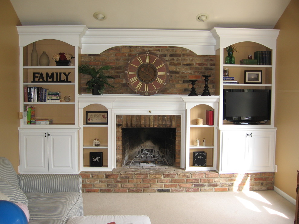 Exempel på ett mellanstort klassiskt avskilt allrum, med beige väggar, heltäckningsmatta, en standard öppen spis, en spiselkrans i tegelsten, en fristående TV och vitt golv
