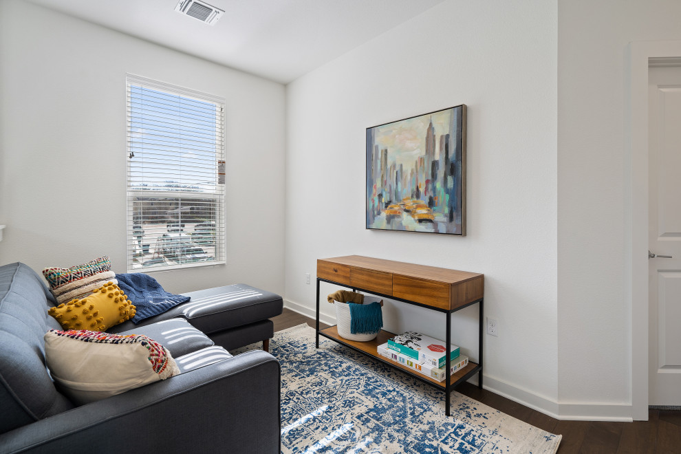 Kleines, Fernseherloses Modernes Wohnzimmer im Loft-Stil mit weißer Wandfarbe, braunem Holzboden und braunem Boden in Austin