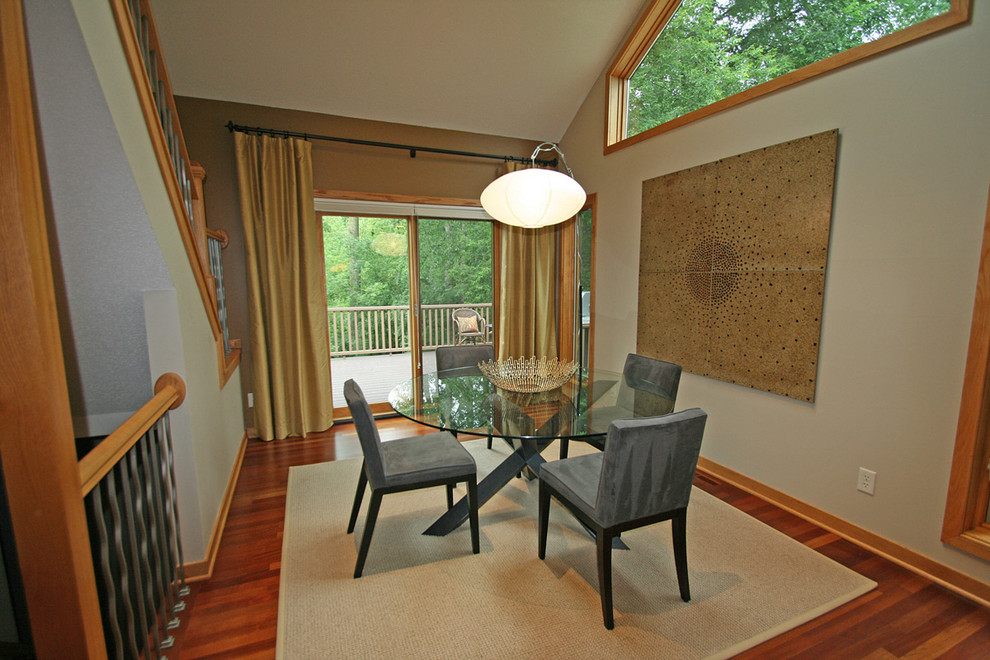 Exemple d'une salle de séjour asiatique de taille moyenne et ouverte avec un mur beige, un sol en bois brun, un téléviseur indépendant et aucune cheminée.