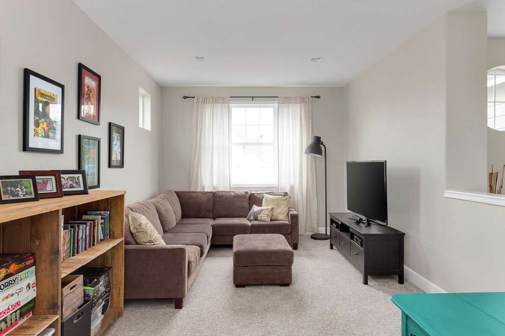 Cette photo montre une petite salle de séjour mansardée ou avec mezzanine chic avec un mur gris, moquette, aucune cheminée, un téléviseur indépendant, un sol beige et salle de jeu.