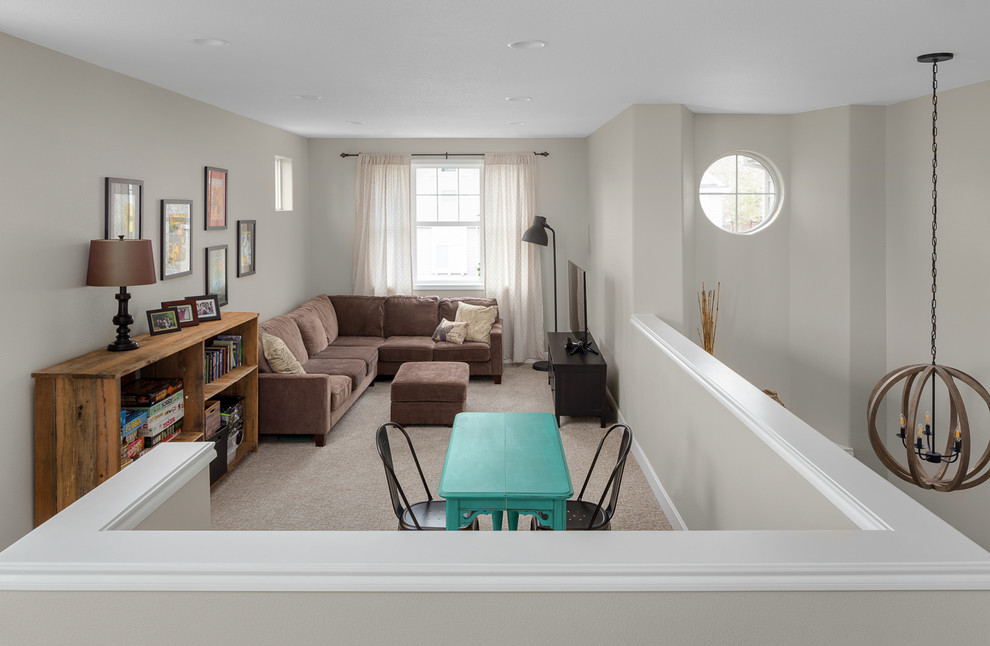 Foto di un piccolo soggiorno tradizionale stile loft con pareti grigie, moquette, nessun camino, TV autoportante, pavimento beige e sala giochi