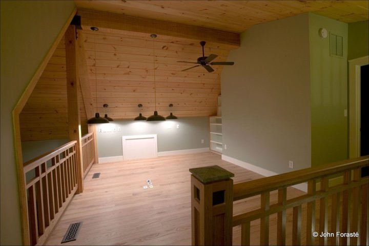 Diseño de sala de estar tipo loft de estilo americano pequeña con paredes verdes y suelo de madera clara