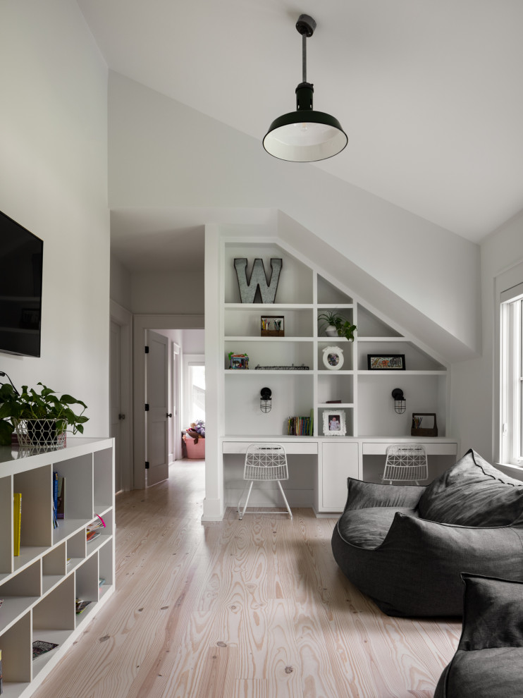 Exempel på ett lantligt allrum med öppen planlösning, med vita väggar, ljust trägolv, en väggmonterad TV och beiget golv