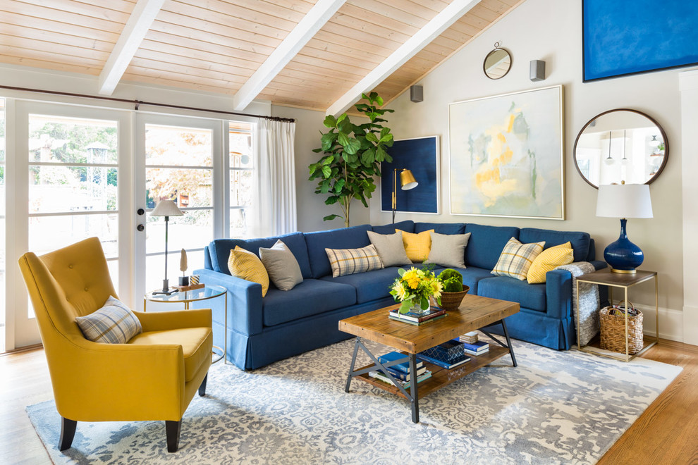 Diseño de sala de estar abierta clásica renovada de tamaño medio con paredes grises, suelo de madera en tonos medios, pared multimedia y suelo marrón