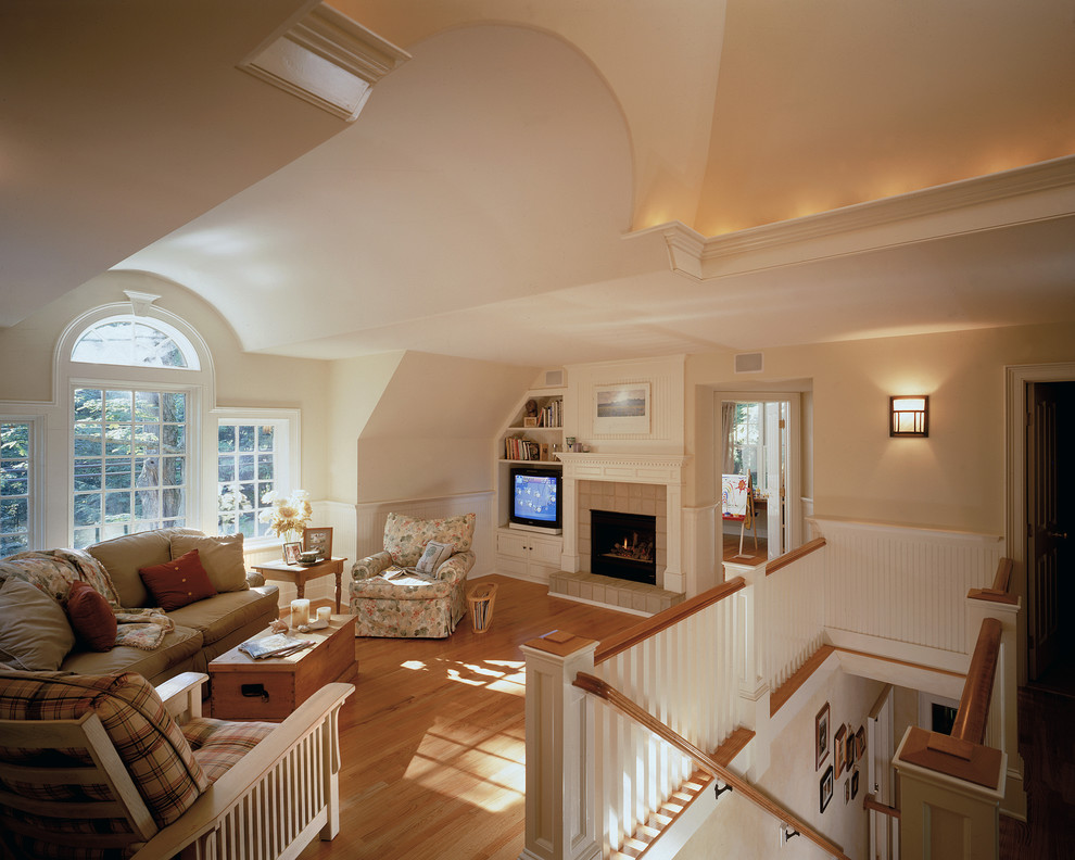 Klassisches Wohnzimmer im Loft-Stil mit beiger Wandfarbe, braunem Holzboden, Kamin und Multimediawand in New York