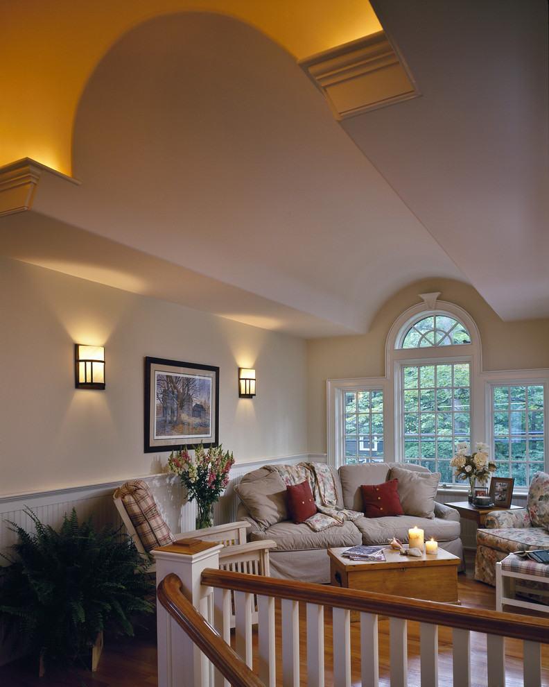 Klassisches Wohnzimmer im Loft-Stil mit beiger Wandfarbe und braunem Holzboden in New York