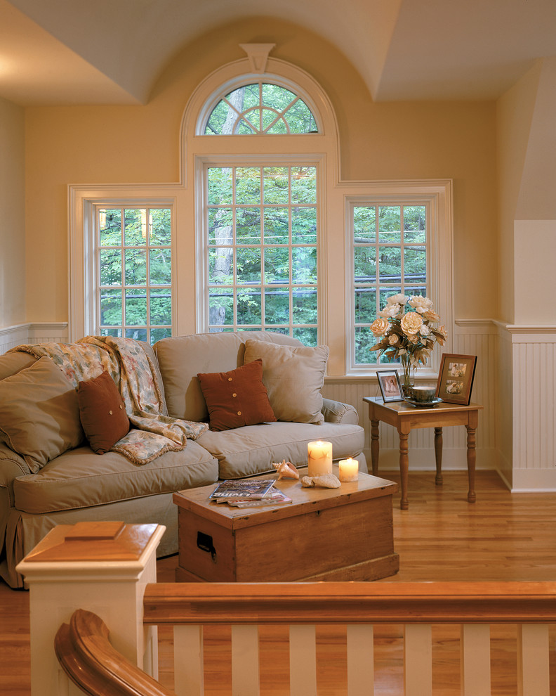 Ispirazione per un soggiorno tradizionale stile loft con pareti beige e pavimento in legno massello medio