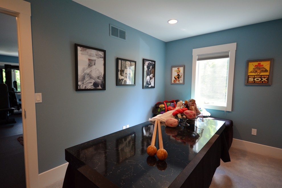 Пример оригинального дизайна: открытая комната для игр среднего размера в современном стиле с синими стенами, полом из керамической плитки и телевизором на стене без камина