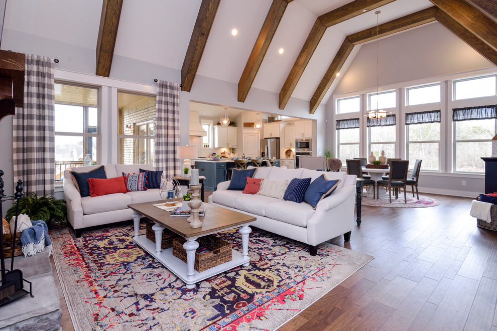 Modelo de sala de estar abierta de estilo de casa de campo extra grande con suelo de madera en tonos medios y suelo marrón
