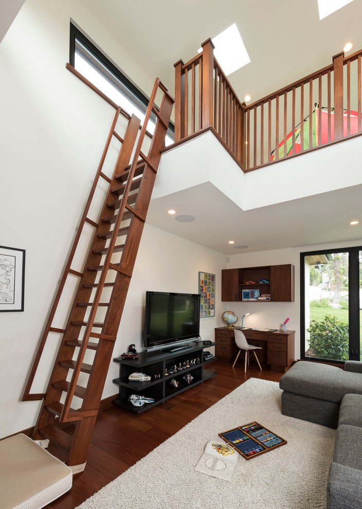 Großes, Abgetrenntes Modernes Wohnzimmer ohne Kamin mit weißer Wandfarbe, braunem Holzboden, freistehendem TV und braunem Boden in San Diego