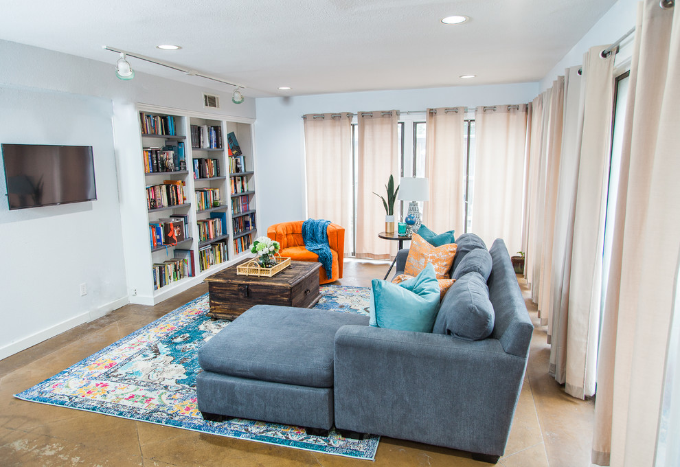 Foto di un soggiorno chic di medie dimensioni e aperto con pareti blu, pavimento in cemento, nessun camino, TV a parete e pavimento marrone