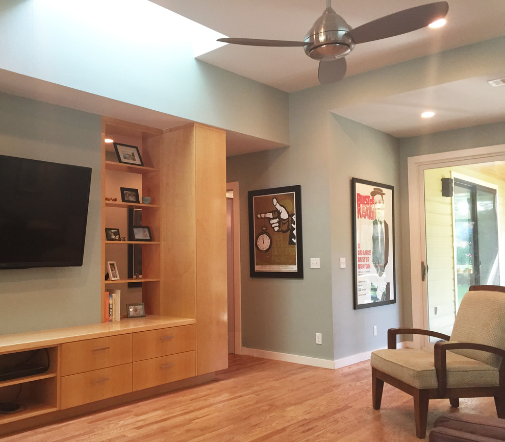Offenes, Mittelgroßes Modernes Wohnzimmer ohne Kamin mit blauer Wandfarbe, hellem Holzboden und Multimediawand in Austin