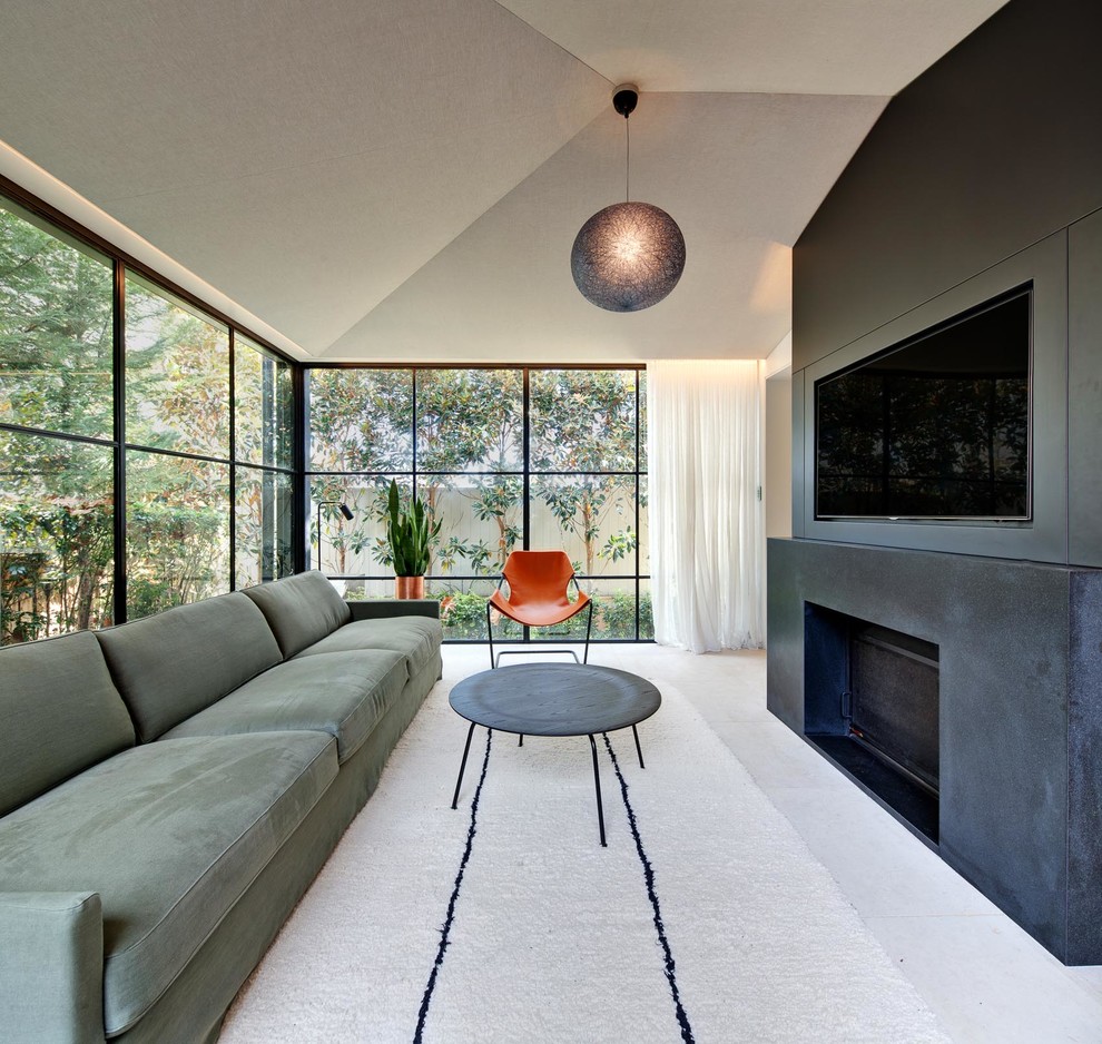 Diseño de sala de estar contemporánea de tamaño medio con paredes beige, chimenea lineal y televisor colgado en la pared