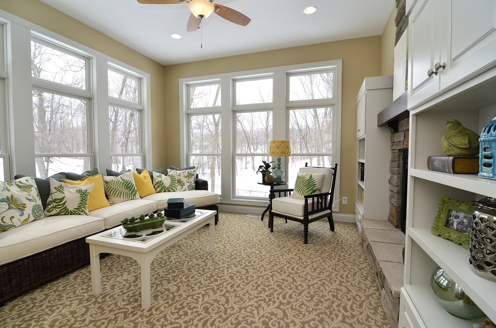 Modelo de sala de estar tradicional con paredes beige, moqueta y todas las chimeneas