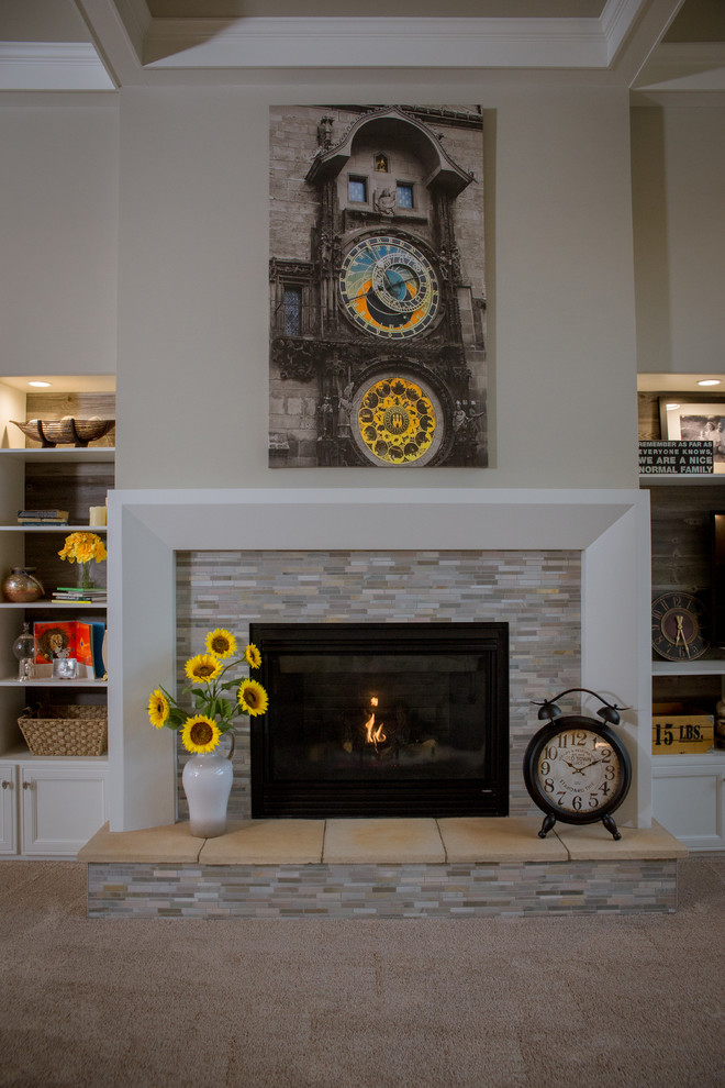 クリーブランドにあるトランジショナルスタイルのおしゃれなオープンリビング (ベージュの壁、カーペット敷き、標準型暖炉、石材の暖炉まわり、埋込式メディアウォール) の写真