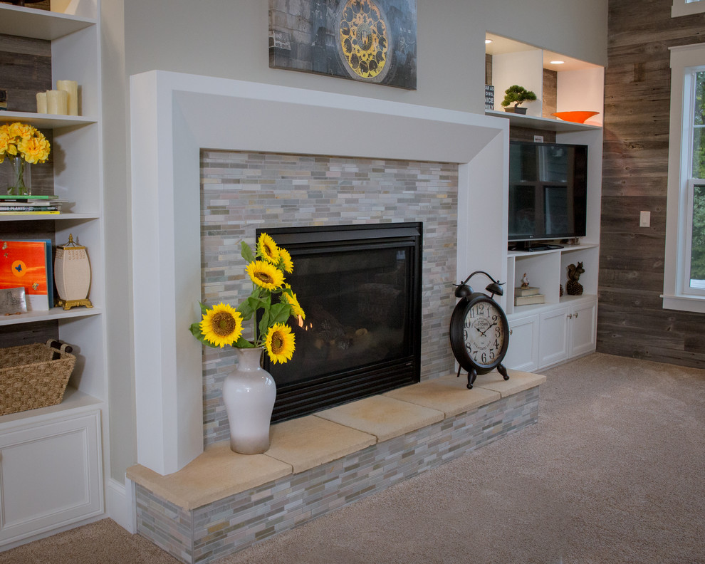 Idée de décoration pour une salle de séjour tradition ouverte avec un mur beige, moquette, une cheminée standard, un manteau de cheminée en pierre et un téléviseur encastré.