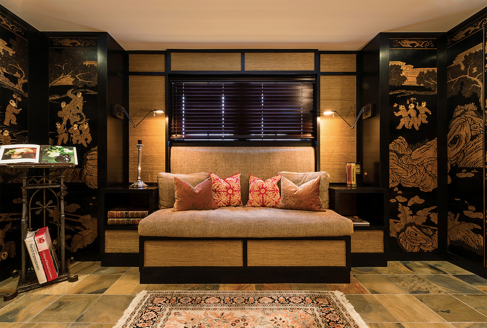 Imagen de sala de estar cerrada asiática con paredes beige