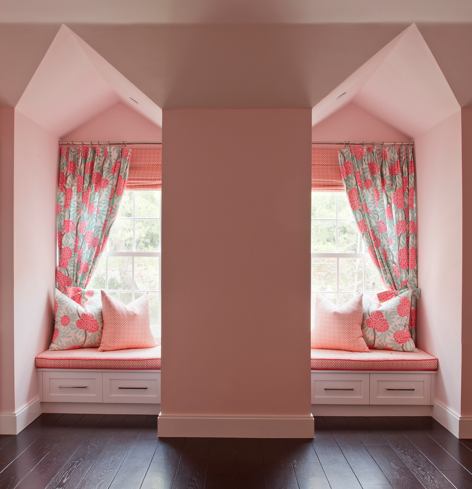 Exemple d'une salle de séjour chic de taille moyenne avec un mur rose.