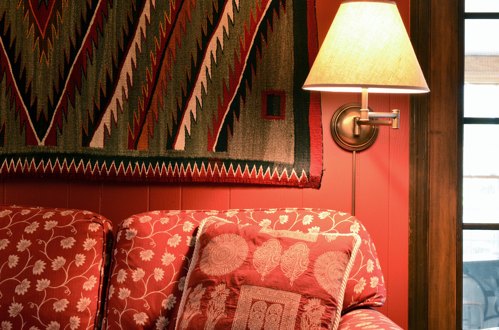 На фото: изолированная гостиная комната среднего размера в классическом стиле с красными стенами, паркетным полом среднего тона, стандартным камином, фасадом камина из кирпича, отдельно стоящим телевизором и коричневым полом