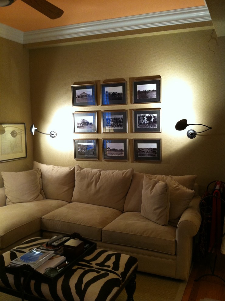 Cette photo montre une petite salle de séjour éclectique fermée avec un mur beige, parquet clair et un téléviseur indépendant.