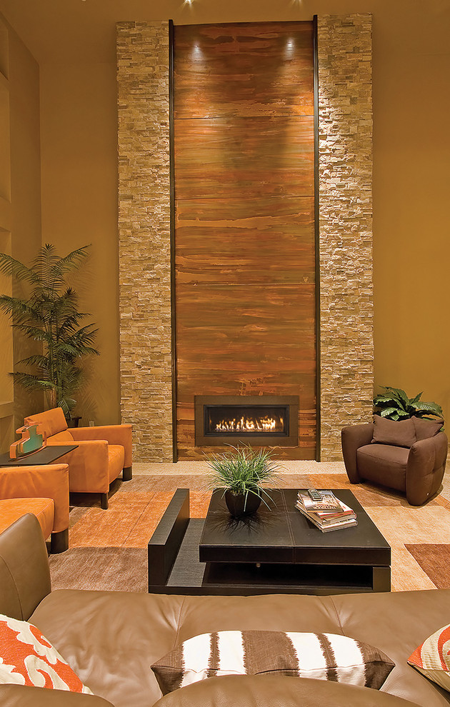 Cette image montre une salle de séjour minimaliste de taille moyenne et fermée avec une cheminée ribbon, un mur jaune, un sol en bois brun, un manteau de cheminée en bois et aucun téléviseur.