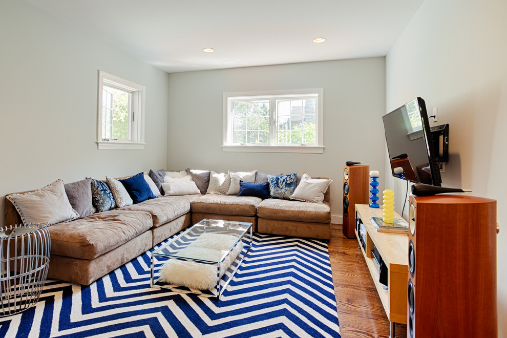 Mittelgroßes, Offenes Modernes Wohnzimmer mit grauer Wandfarbe, hellem Holzboden und TV-Wand in Philadelphia