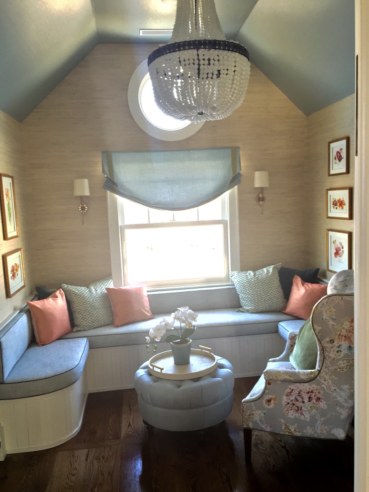 Cette image montre une petite salle de séjour traditionnelle fermée avec un mur beige, parquet foncé et aucun téléviseur.