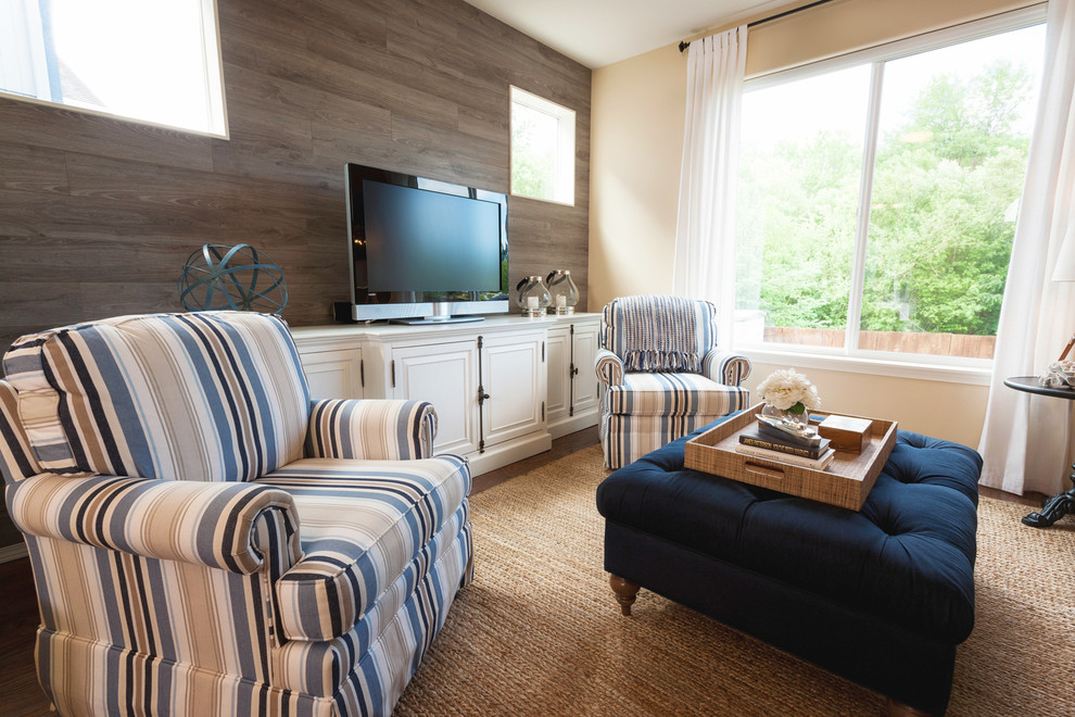 На фото: открытая гостиная комната среднего размера в морском стиле с бежевыми стенами, паркетным полом среднего тона и отдельно стоящим телевизором
