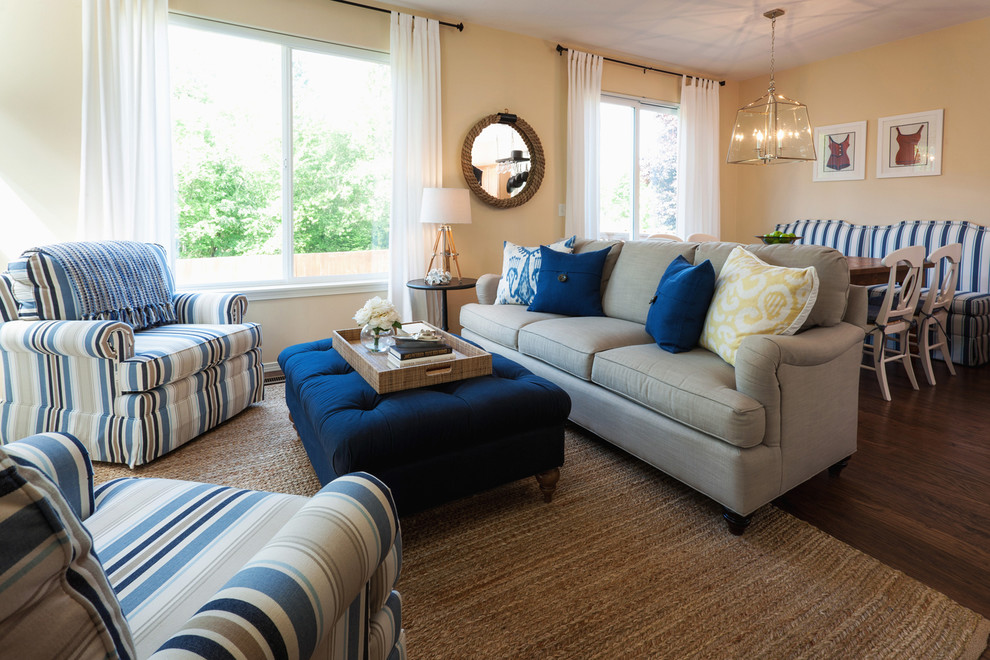 Mittelgroßes, Offenes Maritimes Wohnzimmer mit beiger Wandfarbe und braunem Holzboden in Portland